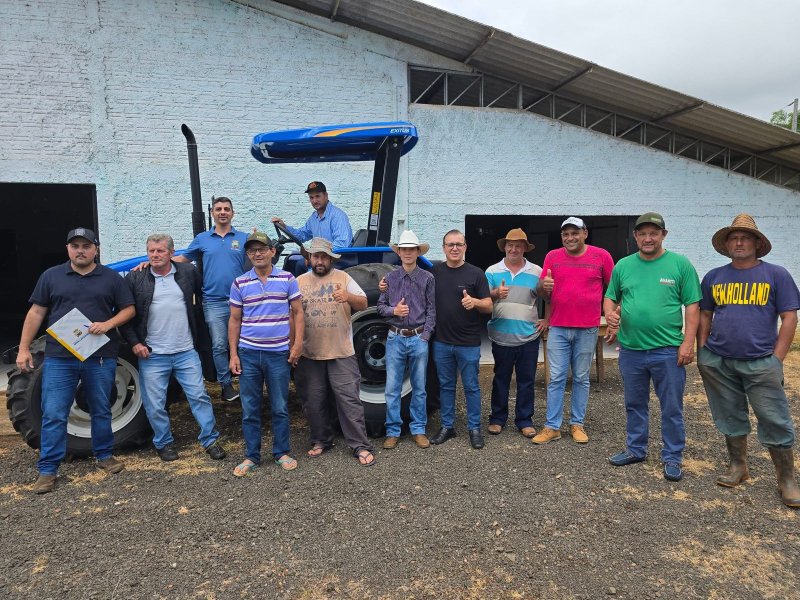 Novo trator para Comunidade Estrela 